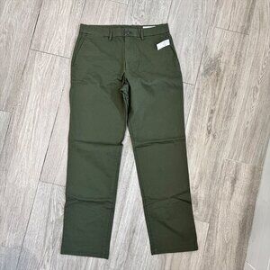 NWT GAP Modern Khakis in Relaxed Fit Pants Size 32x32